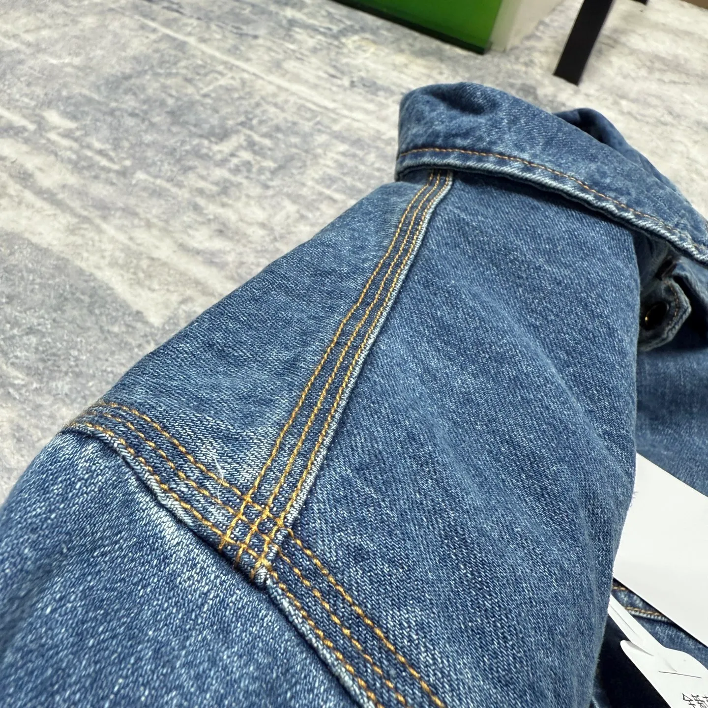 Available for new shipment in early spring! COH men's American Retro workwear Detroit washed distressed denim lapel cotton splicing zipper jacket, very Retro Blue denim, denim will never go out of style. The upper body of various experts shows how handsome he is. This style is very casual yet a bit gentlemanly. It is not so ostentatious, but the upper body makes the whole person look tall and elegant. That is, you only need to wear this coat. You don’t have to think about the overall matching, it’s casual and fashionable to wear casually. This can be worn by both men and women, and the fit is very correct. Shipped by a trading company and produced on a large assembly line, the quality is absolutely superb. The overall wiring is smooth and neat, and the inner lining is made of pure cotton, which is breathable and comfortable and has excellent skin fit. It's definitely the quality that goes in and out of the mall. The whole set of hardware is made by Koujia with logo letters. The texture of ancient silver matches the whole dress very well. The Genuine Leather leather label on the front chest is beautifully embellished. Really high quality. The shopkeeper’s own money. 🤗🤗🤗 Color: Washed Retro denim blue Size: M-XXL (equivalent to M-XXL) Fabric: Denim (Composition: Cotton) M size: Length 68CM Bust 118CM Shoulder width 53CM Sleeve length 62CM (Reference height 165-170CM Weight 110-130 catties) L size: Length: 70CM Bust 122CM Shoulder width 54CM, sleeve length 63CM (reference height 170-175CM, weight 130-150 catties) XL code: length: 72cm, bust: 126cm shoulder width: 55cm, sleeve length: 64cm (reference height 175-180CM, weight 145-165 catties) XXL code: length: 74cm, bust: 130cm, shoulder width: 56cm Sleeve length: 65cm (reference height 180-185CM, weight 165-185 catties)